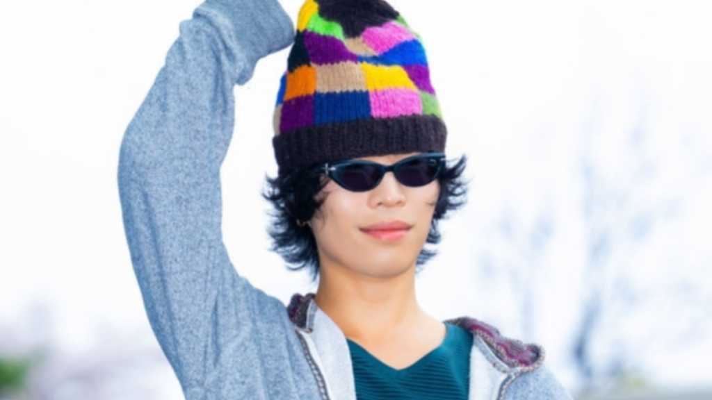 【PHOTO】AKMU、ラジオ出演のため放送局へ…個性的なポーズで挨拶