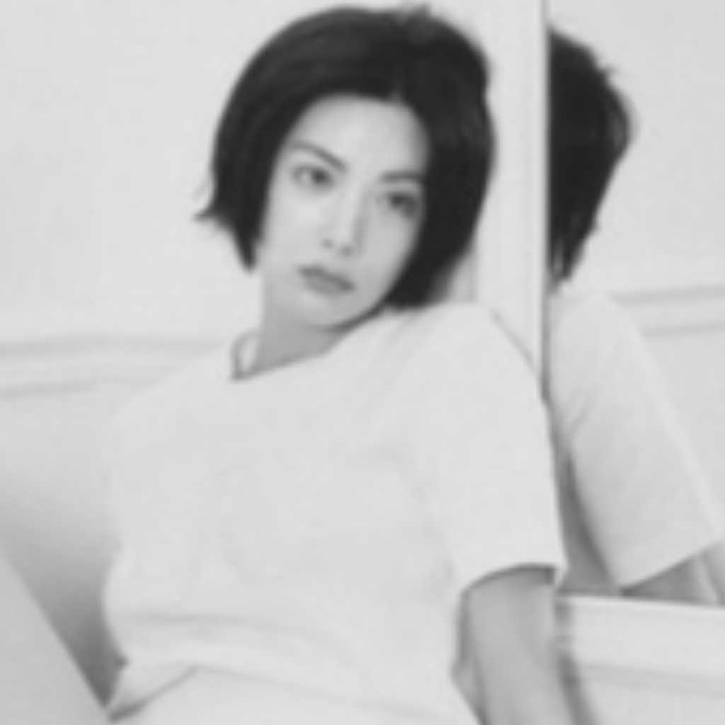 ナナ、官能的な魅力をアピール!「Calvin Klein」とのグラビアで圧倒的なオーラを披露