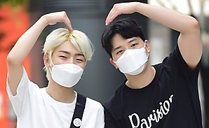 【PHOTO】MeloMance＆ホ・ジウン、ラジオ出演のため放送局へ…シンプルなファッションで登場