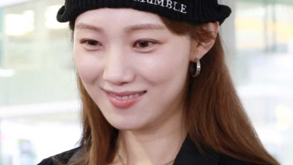 【PHOTO】イ・ソンギョン、ワンちゃんと2ショットも！海外スケジュールを終えて韓国に到着（動画あり）