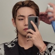BTS（防弾少年団）のV、おでこ出しヘアに！前髪をかきあげクールな近況ショットを公開