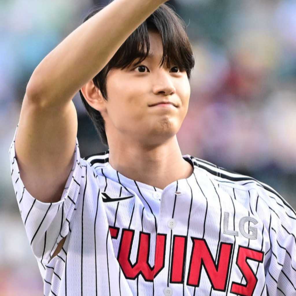 【PHOTO】キム・ジェウォン、始球式に登場…爽やかなユニフォーム姿