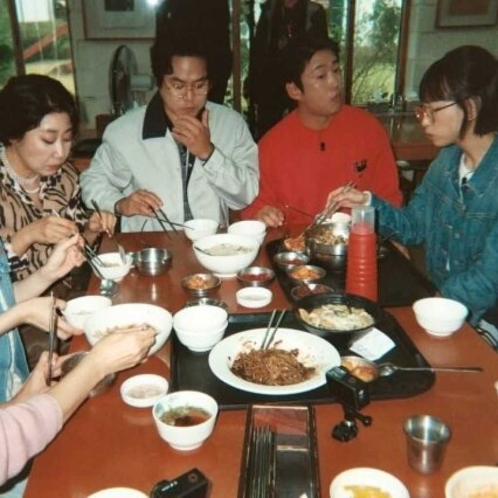 人気ドラマ「応答せよ1988」の家族が大集結！にぎやかな食事風景が話題…10周年旅行に高まる期待