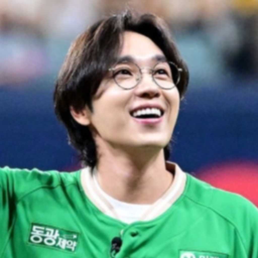 【PHOTO】SG WANNABE イ・ソクフン、始球式に登場…力強い投球を披露