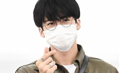 【PHOTO】PENTAGON イェンアン、個人スケジュールのため中国へ出国…爽やかなメガネ姿(動画あり)