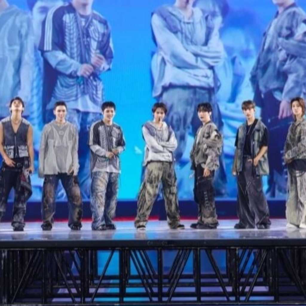 SEVENTEEN、香港公演が大盛況!ジャッキー・チェンも登場…街をジャック&大型ドローンショーまで
