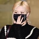 【PHOTO】BLACKPINK ロゼ、アメリカでのスケジュールを終えて帰国…手を振って挨拶（動画あり）