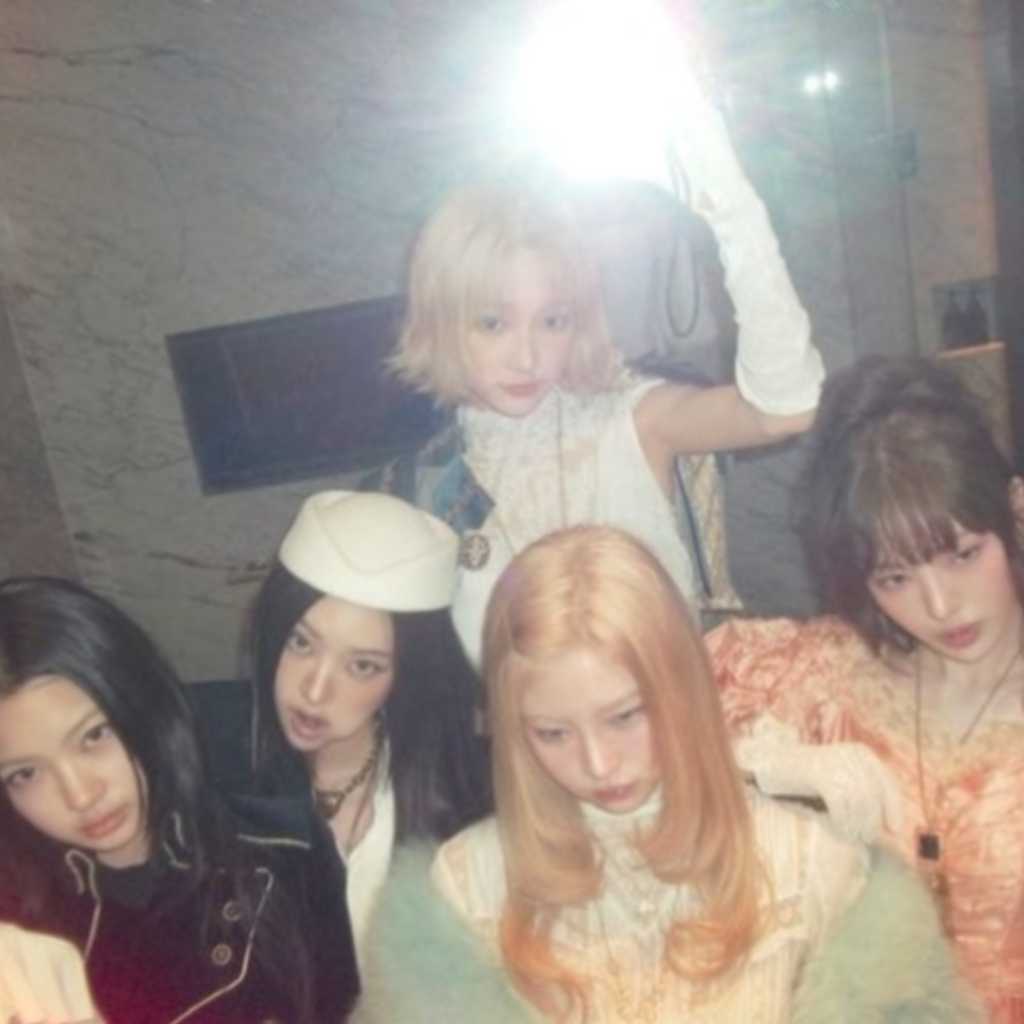 KiiiKiii、ドレス姿でランニングマシンに!?2ndミニアルバム「Delulu Pack」コンセプトフォトを公開