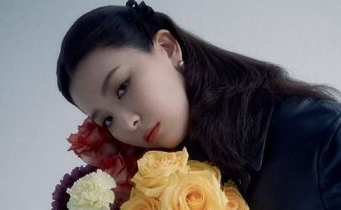 Red Velvet スルギ 花束を抱えた優雅な雰囲気のグラビア公開 美しい横顔に注目 Kstyle