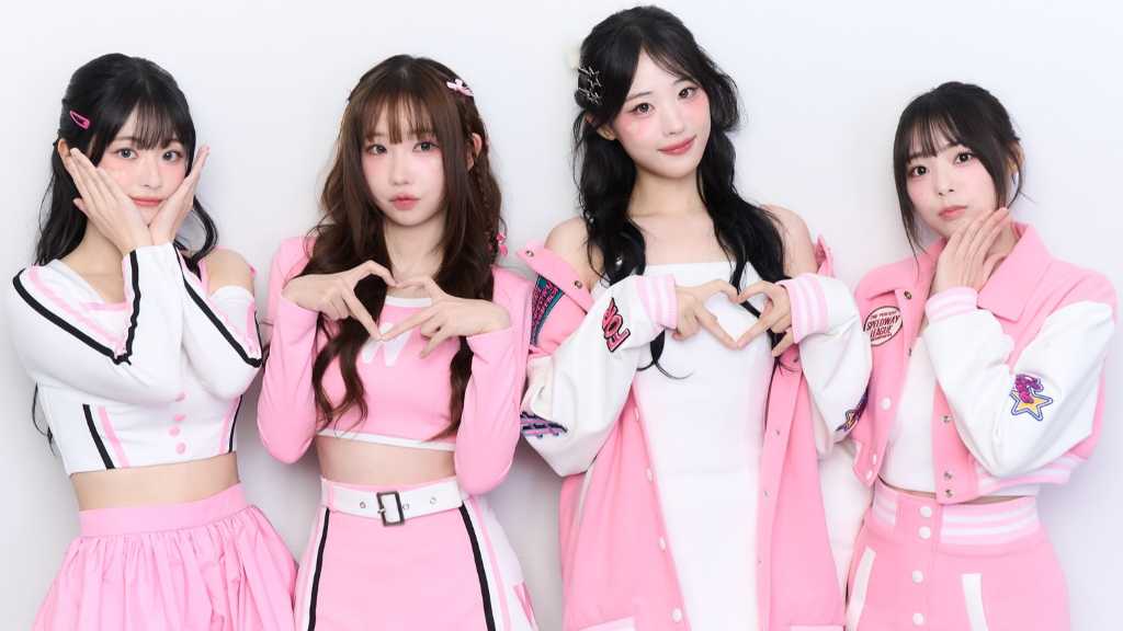 QWER、ピンクの衣装でキュートなポーズ！「Kstyle PARTY」ビハインド写真を大公開