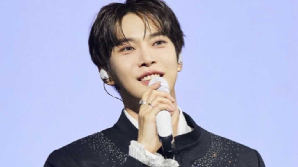 NCT ドヨン、計1万8000人のファンに四つ葉のクローバーの座布団をプレゼント「ぜひ持って帰ってほしい」