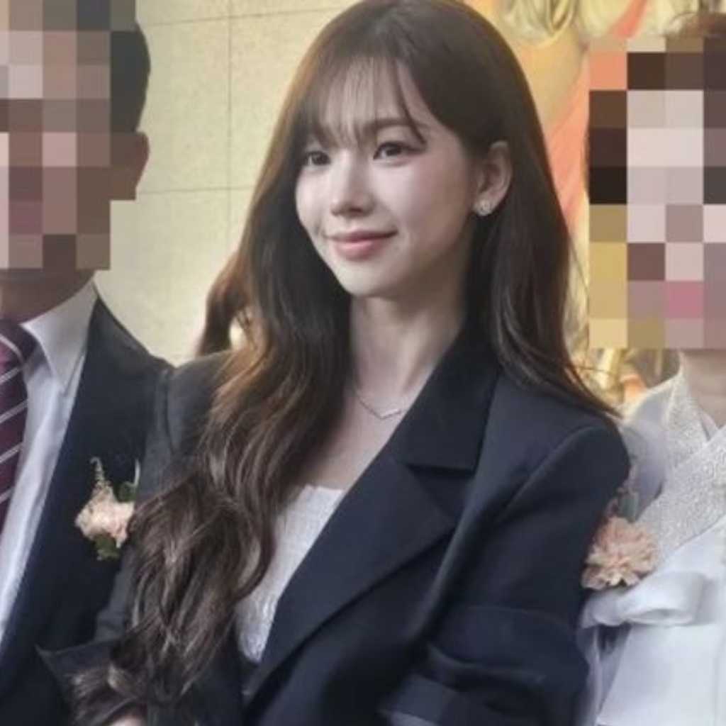 aespaのKARINA、実姉の結婚式に参列…清楚なスーツ姿に注目