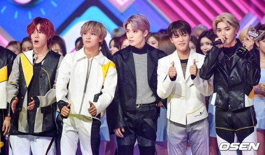 PHOTO】NCT 127、6/12放送「SHOW CHAMPION」で1位獲得…驚きの表情 - Kstyle