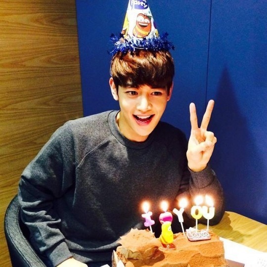 Shinee ミンホ 24回目の誕生日を迎えて記念写真を公開 ケーキと共にキュートなポーズ Kstyle