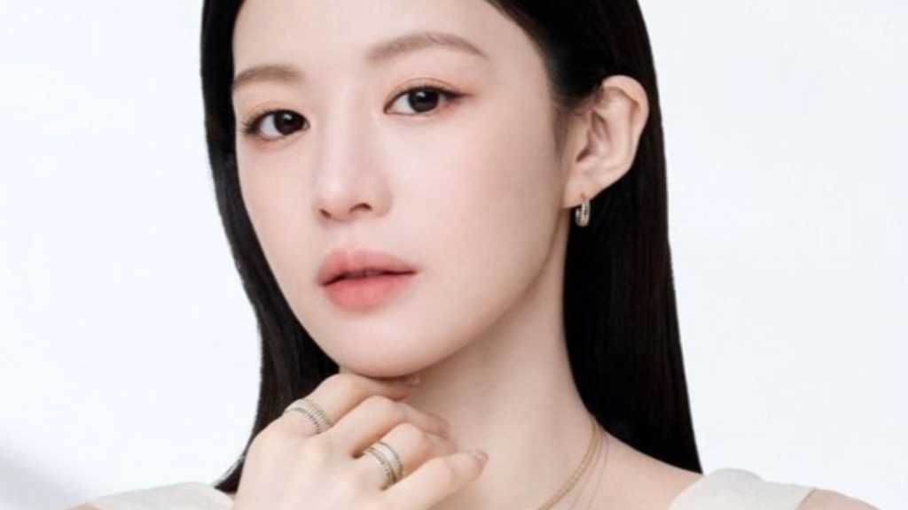 コ・ユンジョン、圧倒的な美しさに視線釘付け…上品なジュエリースタイルに注目