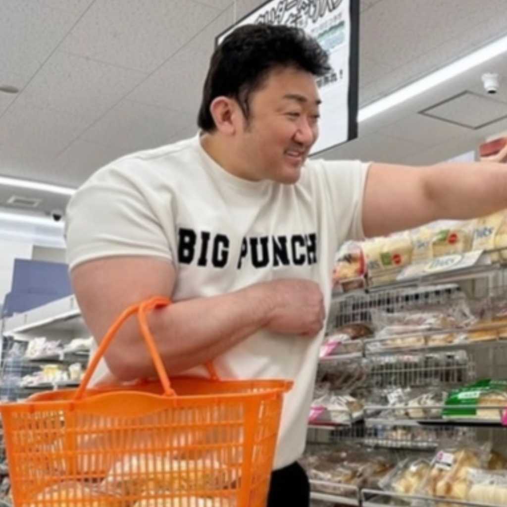 マ・ドンソク、日本を満喫中!コンビニで買い物する姿から可愛らしいハローキティのパック姿まで