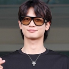 【PHOTO】SHINee ミンホ、グラビア撮影のためイギリスに出国…クールな黒コーデで登場(動画あり)