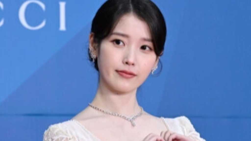 IU、収録曲「四角の夢」予告映像を公開…「マインクラフト」の世界観に注目