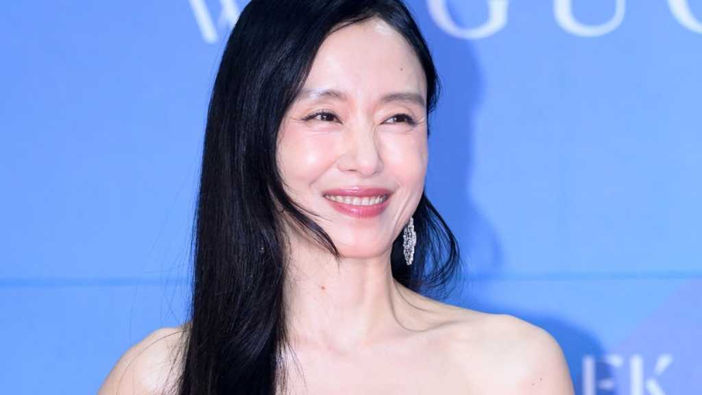 チョン・ドヨン、大胆な胸元ざっくりドレスが話題…「青龍シリーズアワード」に授賞者として登場