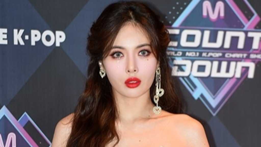 キム・ヒョナ、大胆な手ブラ姿を披露…ライター持った近況ショットに心配の声も