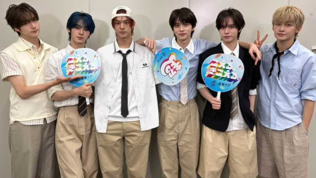 TWS「音楽の日2026」爽やかな制服姿でのパフォーマンスに反響!負傷中のメンバーに応援の声も