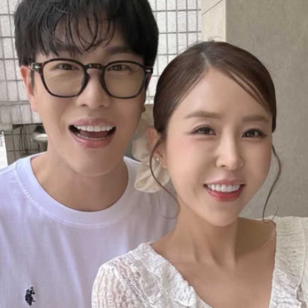 コヨーテ シンジ、恋人ムンウォンと5月に結婚へ…直筆の手紙で報告「歩調を合わせて歩んでいく」