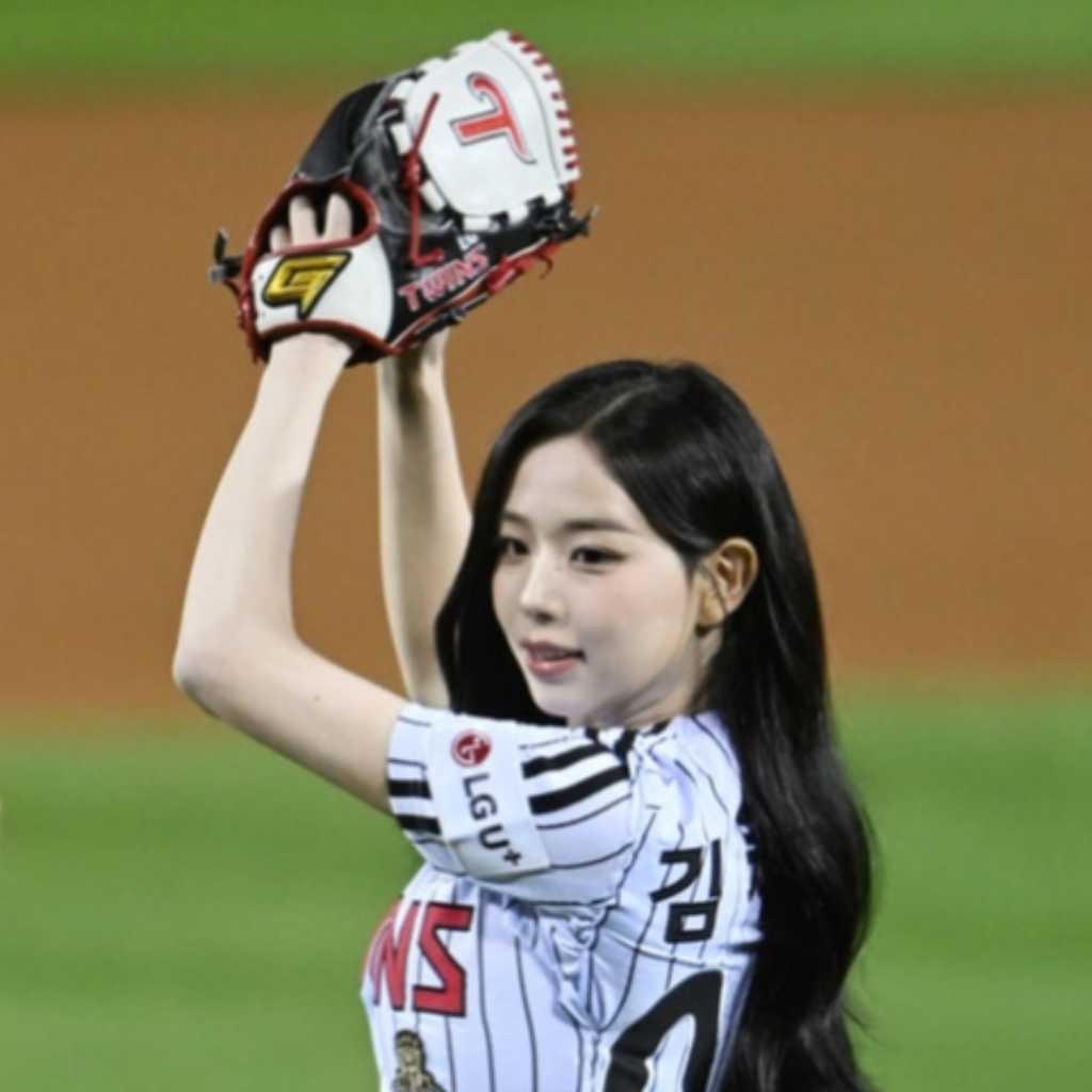 【PHOTO】tripleS キム・チェヨン、始球式に登場…女神のような美貌