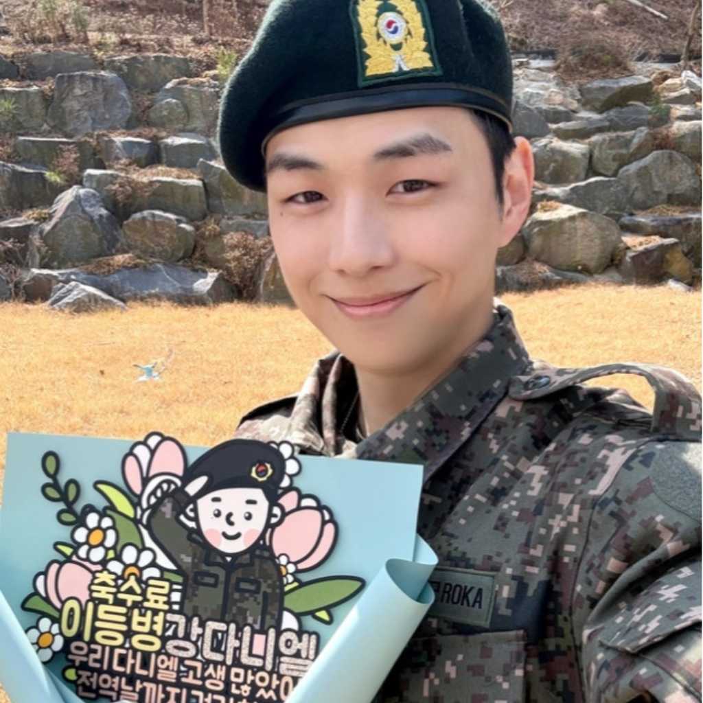 カン・ダニエル、修了式を終えてファンに報告…凛々しい軍服姿も公開