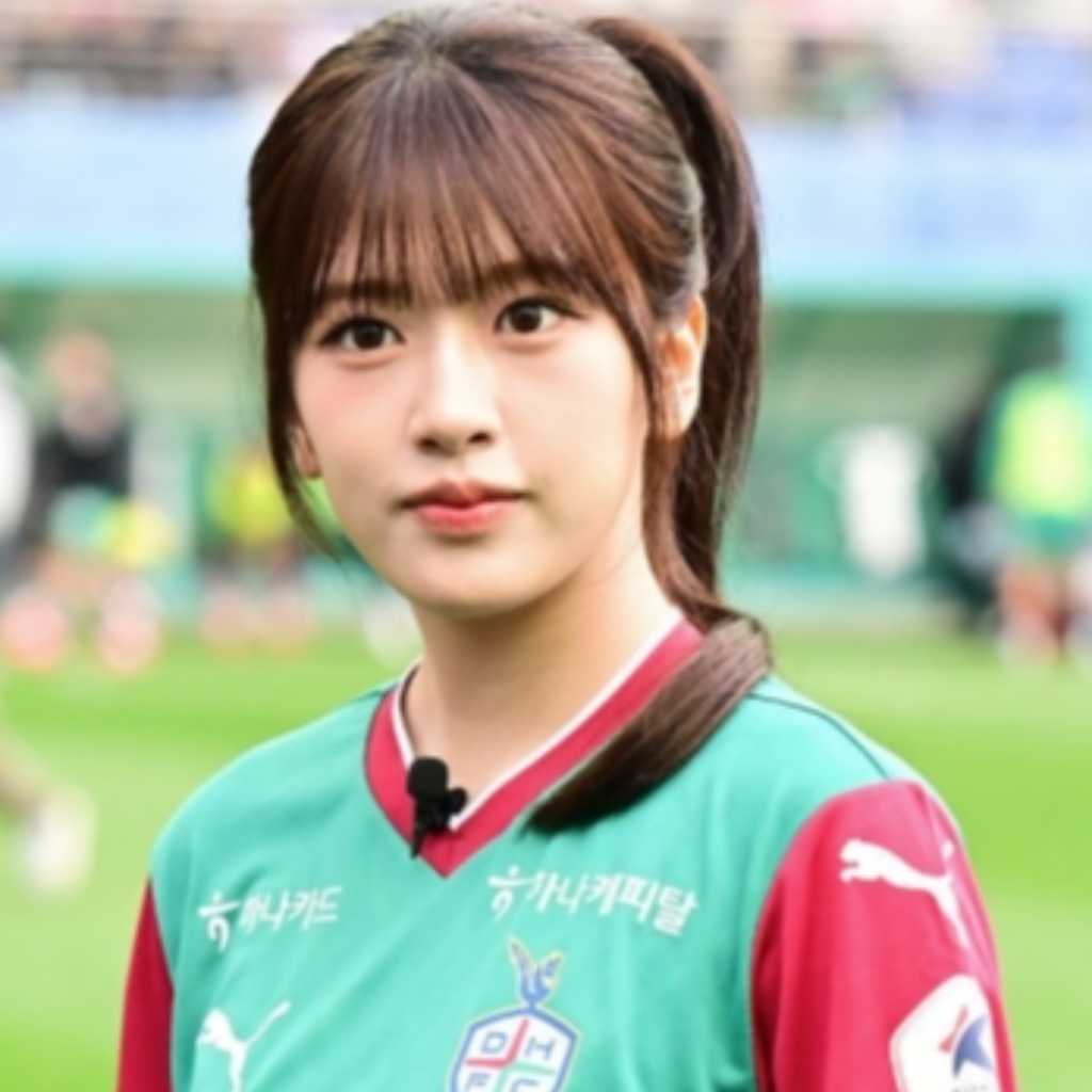 【PHOTO】IVE ユジン、サッカーの試合でキックオフに参加…キュートな笑顔