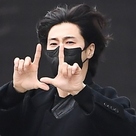 【PHOTO】東方神起 ユンホ、ラジオ番組の収録を終えて帰宅…ポーズで挨拶（動画あり）