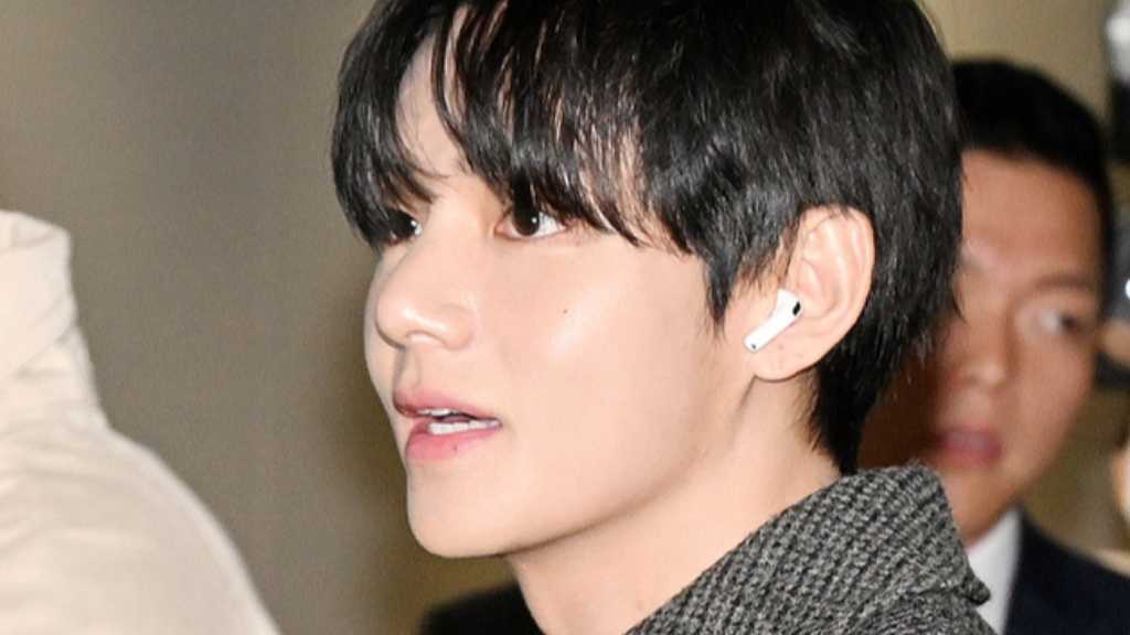 【PHOTO】BTSのV、海外スケジュールのためアメリカへ出国…魅力的な秋コーデ(動画あり)