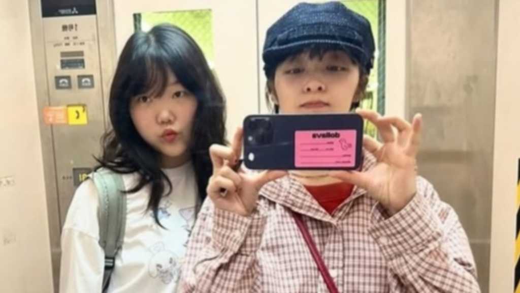 AKMU イ・スヒョン、証明写真やプリクラも！親友キム・ボラと日本旅行を満喫