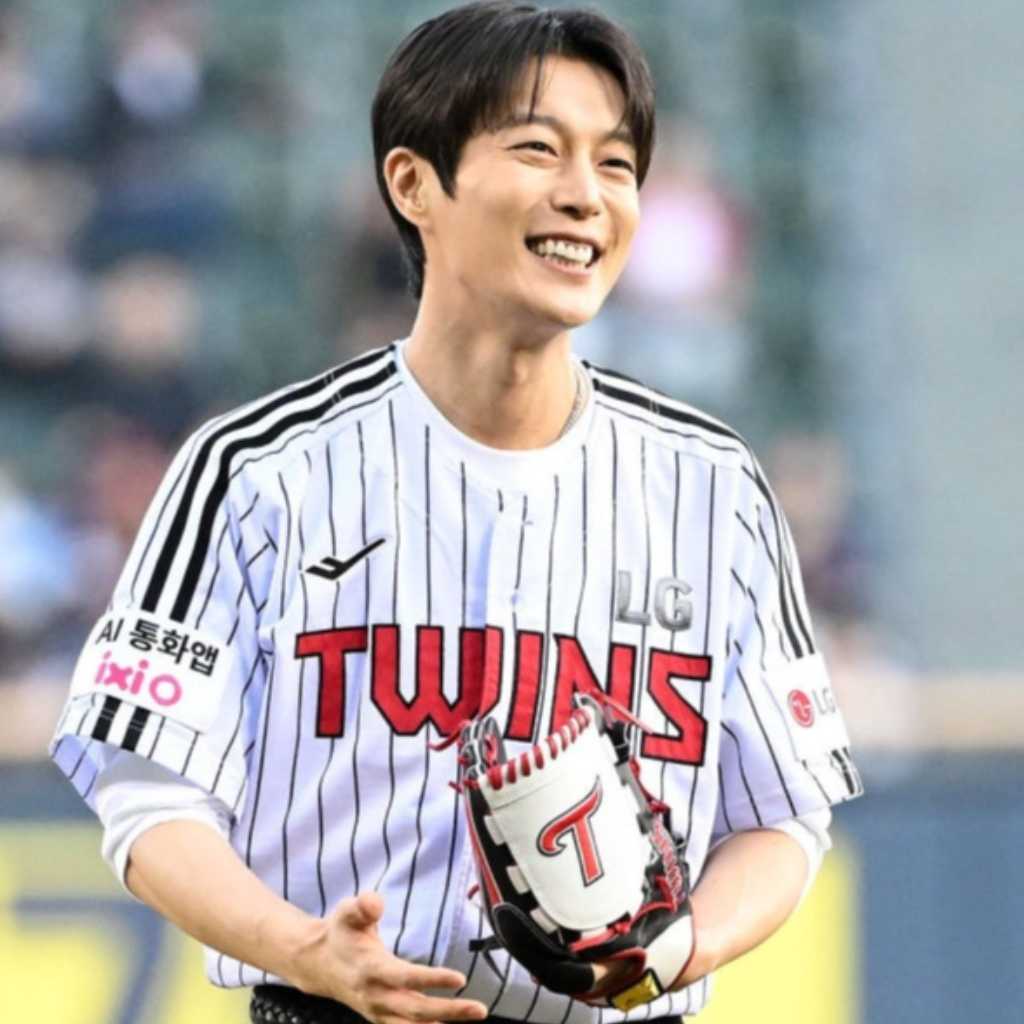 【PHOTO】Highlight ユン・ドゥジュン、始球式に登場…パワフルな投球フォーム