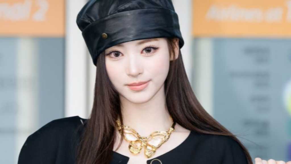 【PHOTO】MEOVV アンナ、ファッションウィークに出席するためフランスへ出国