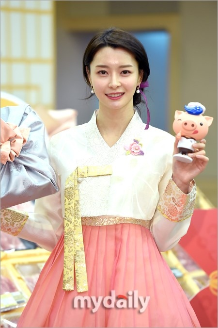 Photo Hellovenus ナラ 韓国産豚肉ブランドのイベントに参加 韓服で登場 Kstyle