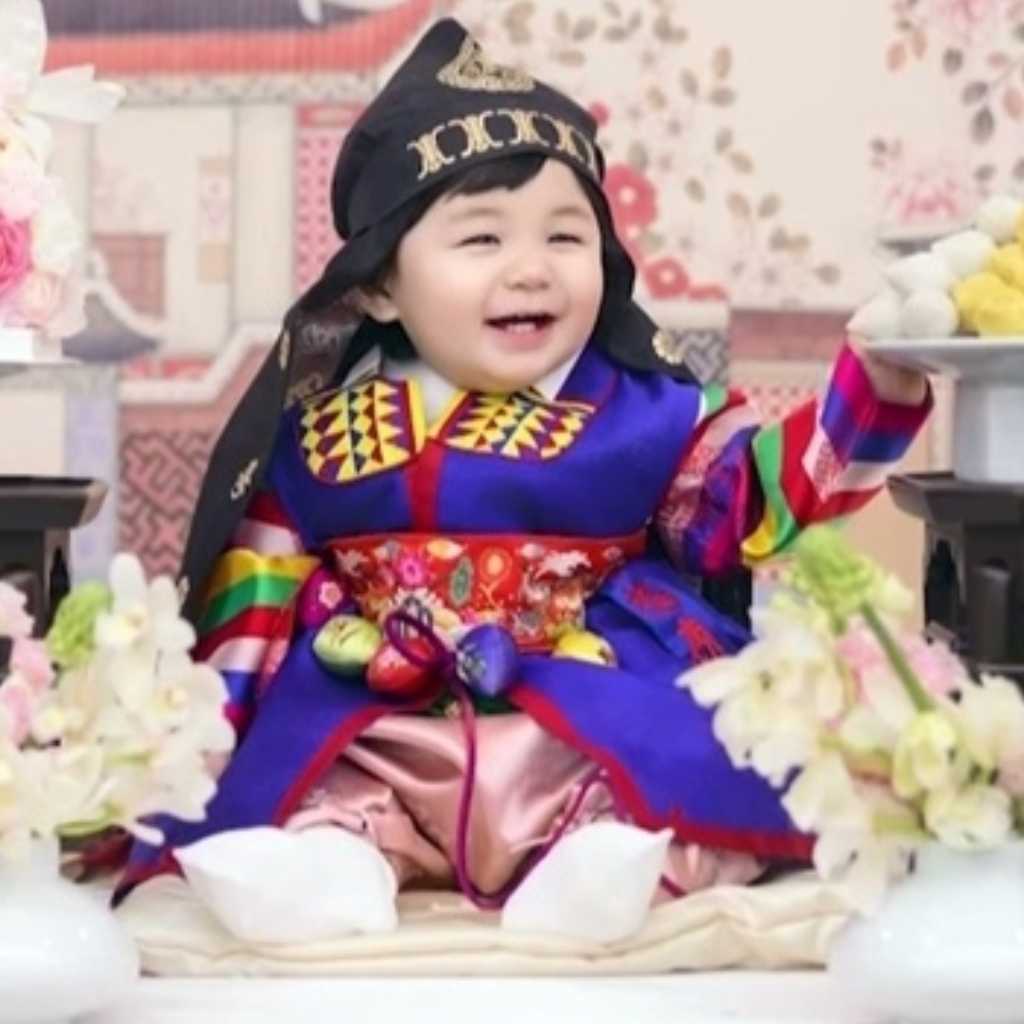 シム・ヒョンタクの息子ハルくん、1歳の誕生日をお祝い！可愛らしい韓服姿が話題に