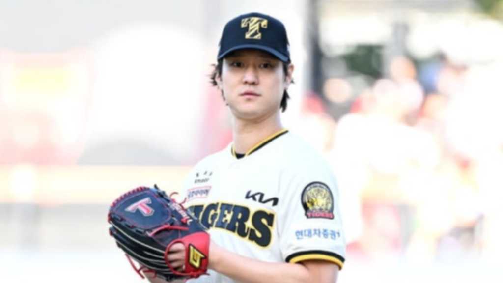 【PHOTO】コ・ギョンピョ、始球式に登場…魅力的なユニフォーム姿