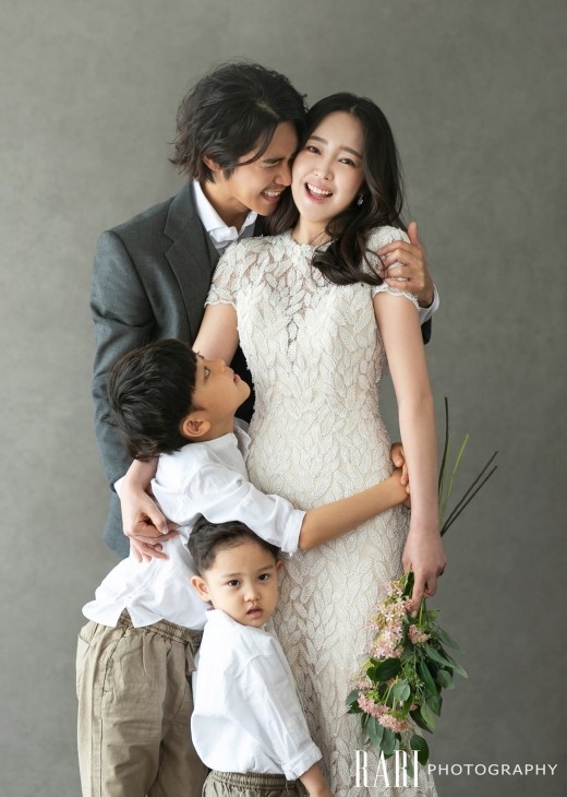 チョン テウ 見ているだけで笑顔に 結婚10周年記念の幸せいっぱいな家族写真を公開 Kstyle