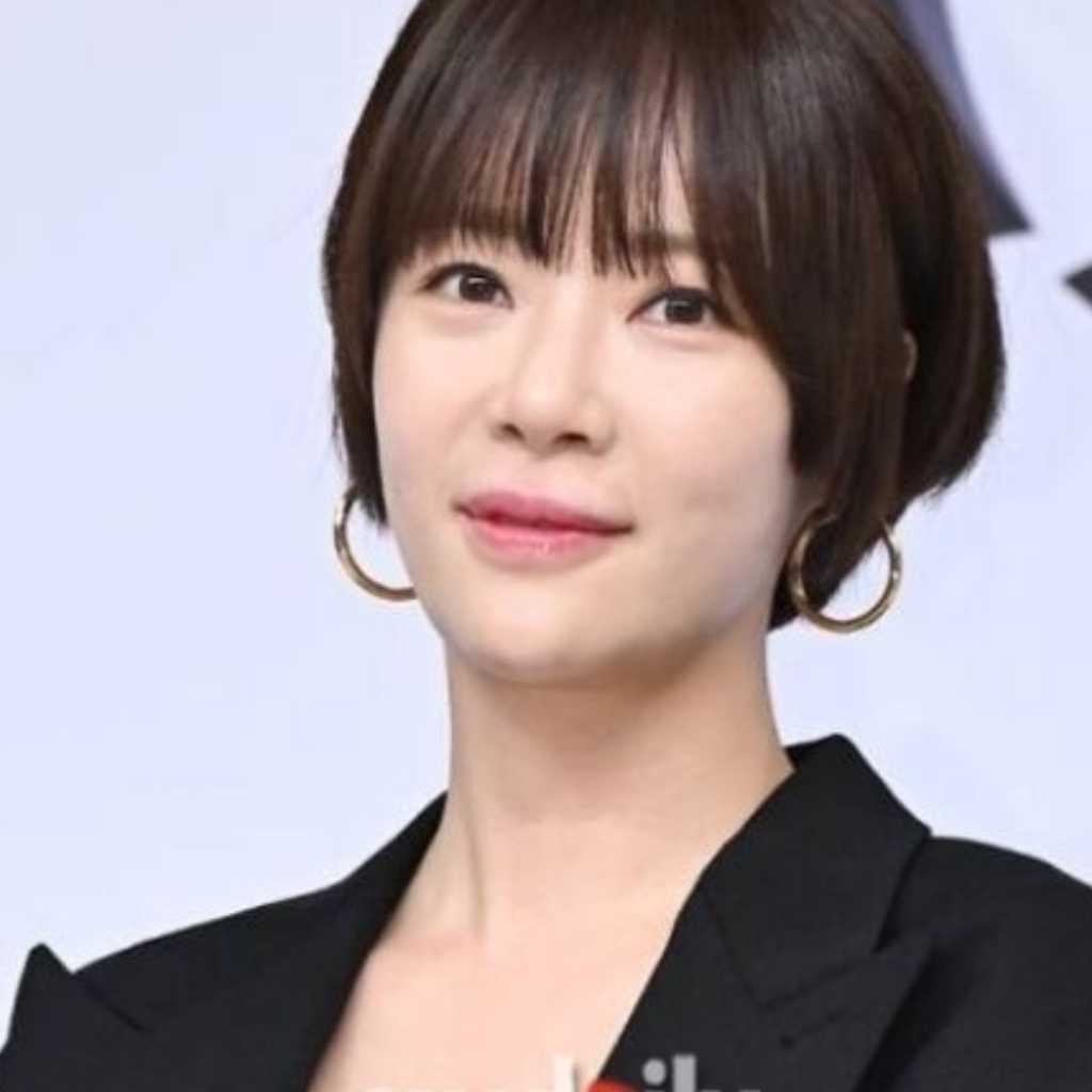 ファン・ジョンウム、活動再開の準備か…個人事務所の登録を完了し注目