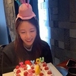 BoA、誕生日を迎えてセルフショットを公開…お祝いのケーキと嬉しそうな明るい笑顔