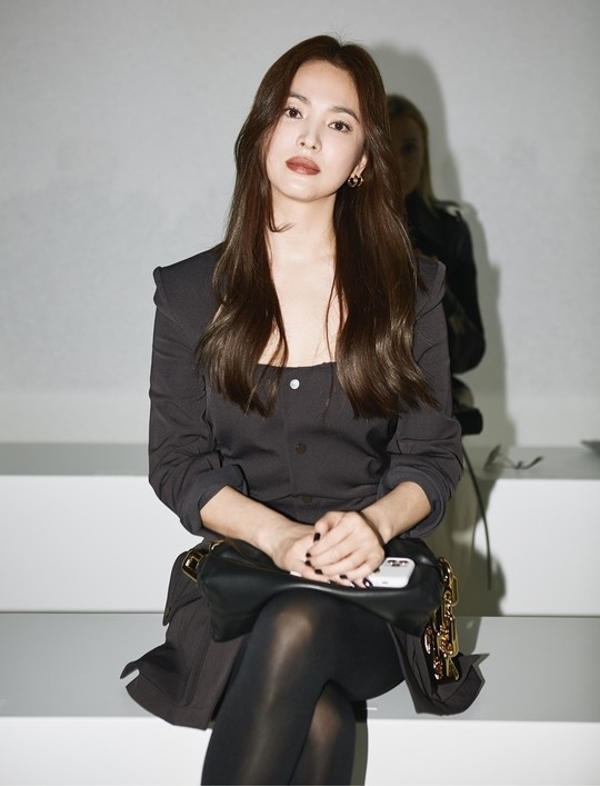 ソン ヘギョ ハリウッド女優らとボッテガ ヴェネタのファッションショーに出席 優雅な魅力を披露 Kstyle