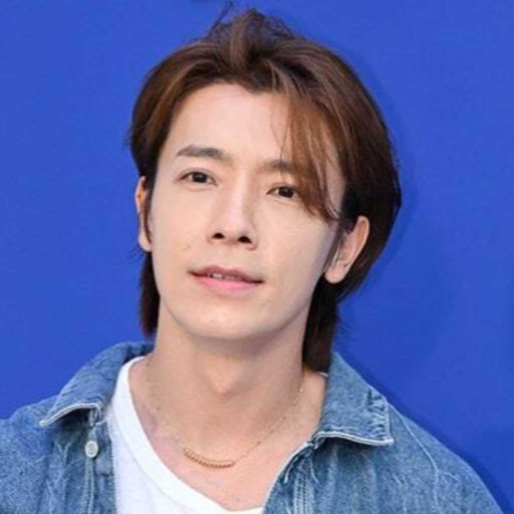 SUPER JUNIOR ドンヘ、公演中のハプニングにメンバーも騒然…転倒時の映像を公開