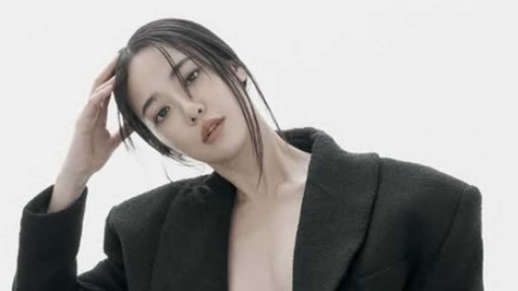 元AFTERSCHOOL ジュヨン、胸元を大胆に露出…素肌にジャケット姿の衝撃ショットを公開