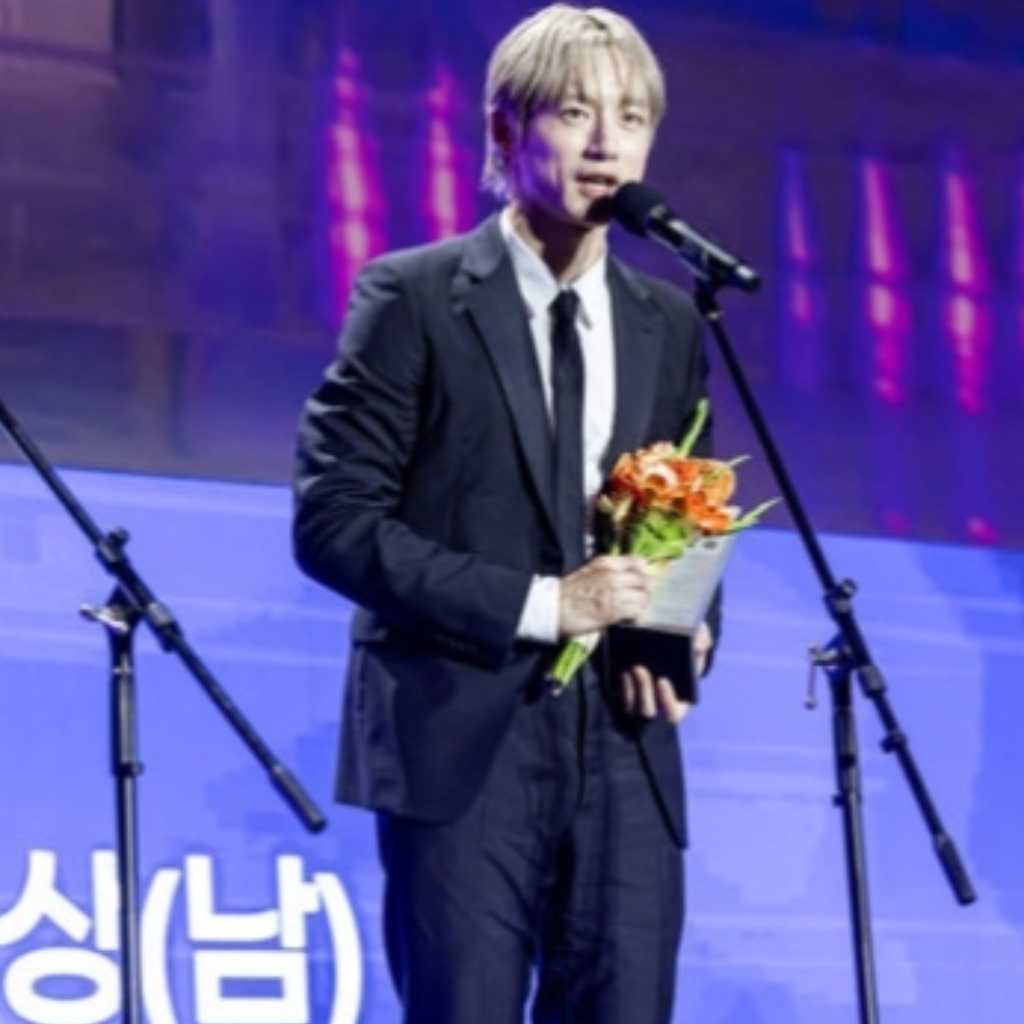坂口健太郎、韓国語で受賞の喜びを表現！パク・ウンビンと共に「2025グローバルOTTアワード」主演俳優賞に輝く