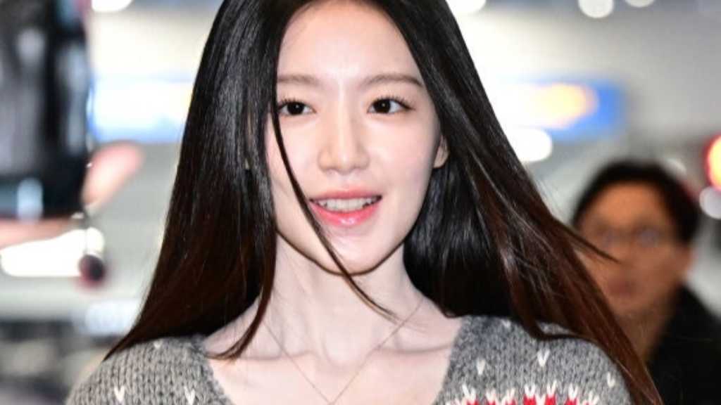 【PHOTO】i-dle シュファ、海外スケジュールのため出国…可愛らしい笑顔で挨拶