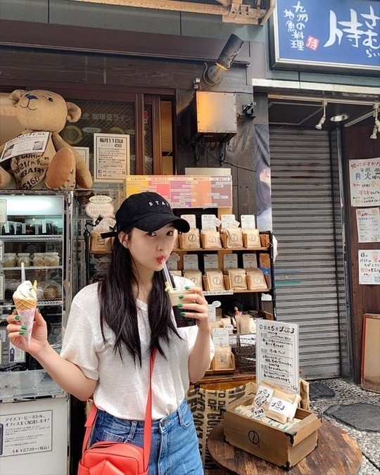 Red Velvet ジョイ 日本で食べ歩き中 ドリンクとアイスクリームを手に持ったキュートな写真が話題 Kstyle