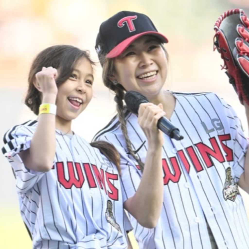 【PHOTO】Netflix「KPOPガールズ! デーモン・ハンターズ」マギー・カン監督、娘と一緒に始球式に登場