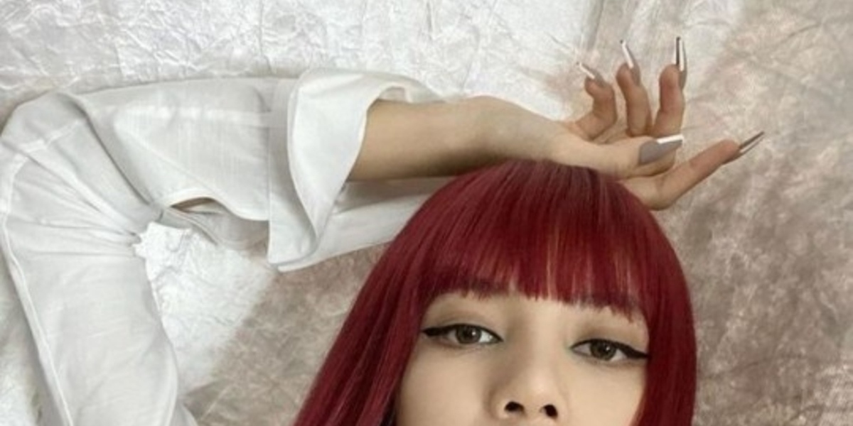 Blackpink リサ ファン絶賛の赤髪に変身 美しすぎるセルフショット公開 Kstyle
