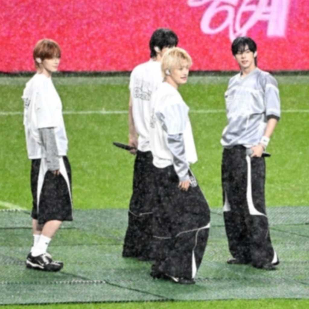 【PHOTO】TWS、サッカーのハーフタイム公演に出演…雨の中パフォーマンス