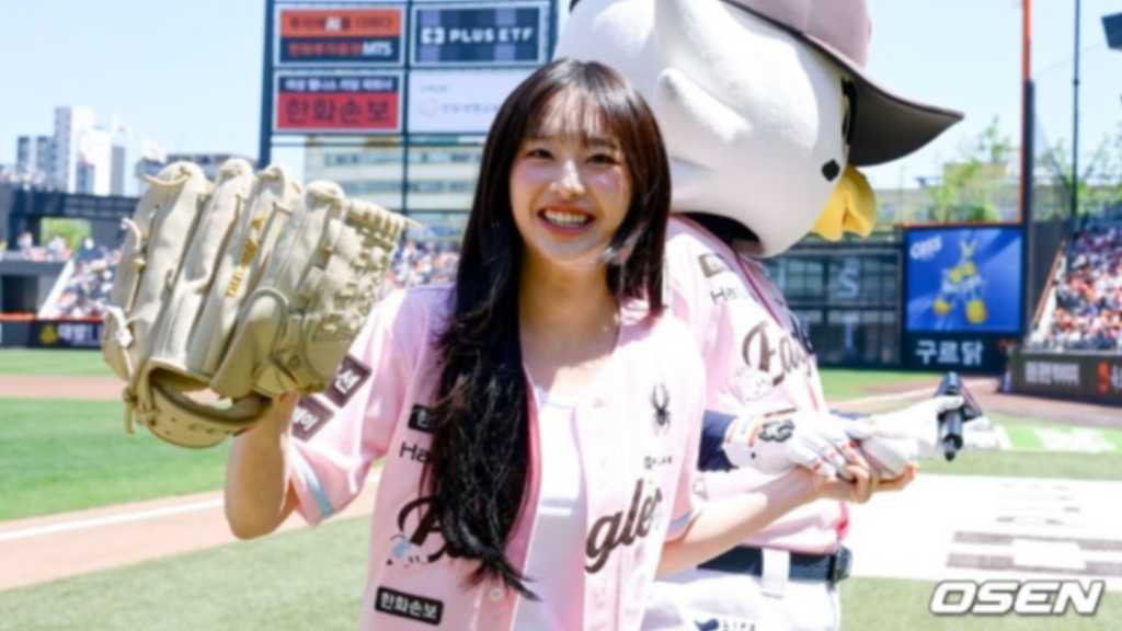 【PHOTO】チュウ、始球式＆国歌斉唱のため野球場に登場…マスコットキャラクターと手を繋いで笑顔